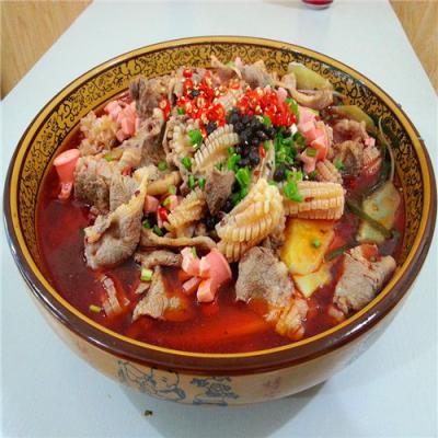 四川學做冒菜技術哪里靠譜？師傅跟隨學員指點