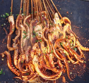 四川小吃鐵板魷魚技術(shù)做法哪里好？短期小吃培訓(xùn)中心