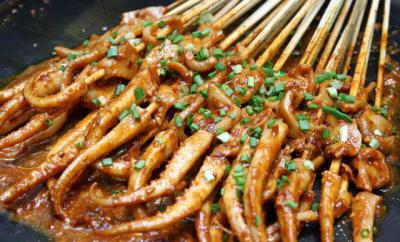 四川街邊鐵板魷魚技術(shù)做法哪里好？每位學(xué)員親自動(dòng)手制作